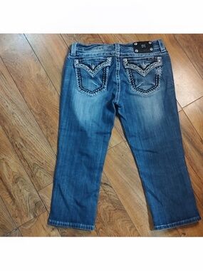 Gorgeous Miss Me Cuffed Capri Jeans with Embroidered Back Pockets 22” Inseam